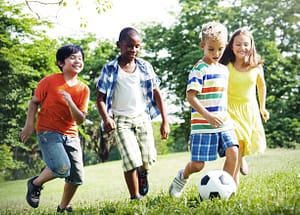 mit anderen Kindern spielen